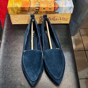 Bella Vita Women's Deep Blue Suede Flats